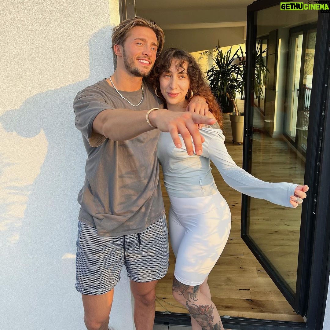 Dylan Thiry Instagram - Ma petite sœur @noe.tattooart - t’es ma petite soeur mais également ma meilleure amie ça n’a pas toujours été facile pour toi comme pour moi dans notre passé mais aujourd’hui on peut remercier la vie et surtout on ne doit rien à personne ! Je suis si fier de toi de ton parcours et de ce que tu as surmonté SEULE. T’es un exemple de femme. 24ans déjà 2 enfants magnifiques et un parcours exemplaire. Car tu fais aujourd’hui ce que tu aimes ta passion est devenue ton métier, ton sourire et ta joie de vivre me font me sentir bien quand je suis à tes côtés. Aujourd’hui tu as tout ce dont tu mérites. Je t’aime donc je serai toujours sincère avec toi et la seule et unique chose que je te souhaite c’est l’Islam. Quoi qu’il arrive je serai toujours à tes côtés comme je l’ai toujours été dans le pire comme dans le meilleur. Force à nous 💪🏽❤️ @noe.tattooart