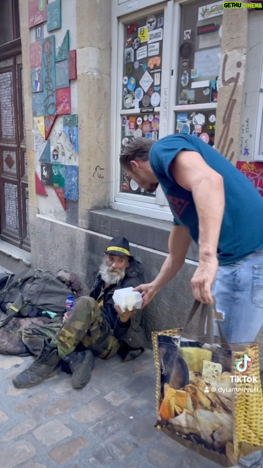 Dylan Thiry Instagram - Pas besoin d’aller très loin pour vouloir aider les personnes les plus démunies. C’est pas grand chose mais n’oublions pas nos voisins en bas de chez nous. 🇱🇺 #luxembourg #city Luxembourg