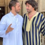 Dylan Thiry Instagram - Salam Aleykoum bon vendredi à tous, c’est un honneur pour moi de prendre mon père avec moi aujourd’hui à la mosquée et qu’il accepte d’en apprendre un peu plus sur ma religion. Aujourd’hui on partage un moment unique pour lui comme pour moi. Je vous demande sincèrement des invocations pour mon père 🤲🏽 Vous savez très bien que comme tout converti nous souhaitons que nos parents se convertissent à l’Islam donc je vous demande des douas pour qu’ Allah facilite la chose à mon père. ☝🏽 En tout cas je suis heureux que mon père ait l’esprit assez ouvert pour m’accepter comme je suis et de partager ma religion à mes côtés. Eid Moubark à tous les musulmans du monde 🌍 Mosquée Jumeirah