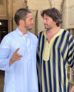 Dylan Thiry Instagram - Salam Aleykoum bon vendredi à tous, c’est un honneur pour moi de prendre mon père avec moi aujourd’hui à la mosquée et qu’il accepte d’en apprendre un peu plus sur ma religion. Aujourd’hui on partage un moment unique pour lui comme pour moi. Je vous demande sincèrement des invocations pour mon père 🤲🏽 Vous savez très bien que comme tout converti nous souhaitons que nos parents se convertissent à l’Islam donc je vous demande des douas pour qu’ Allah facilite la chose à mon père. ☝🏽 En tout cas je suis heureux que mon père ait l’esprit assez ouvert pour m’accepter comme je suis et de partager ma religion à mes côtés. 

Eid Moubark à tous les musulmans du monde 🌍