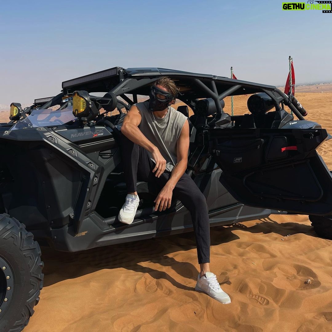 Dylan Thiry Instagram - Les meilleurs moments d’une vie sont ceux en famille @noe.tattooart 🏜️ Merci pour l’accueil : @vip.o_desert.dxb 🇦🇪 Dubai Desert Safari