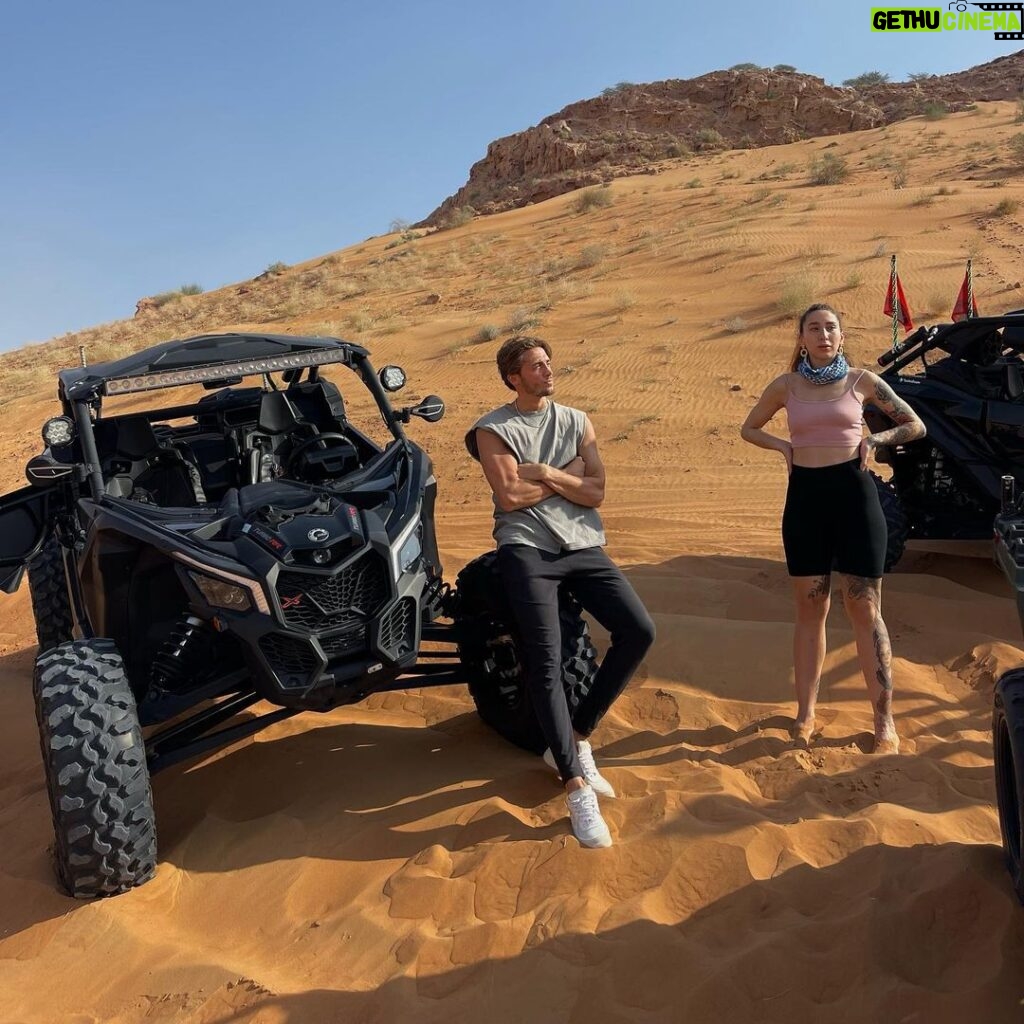 Dylan Thiry Instagram - Les meilleurs moments d’une vie sont ceux en famille @noe.tattooart 🏜️ Merci pour l’accueil : @vip.o_desert.dxb 🇦🇪 Dubai Desert Safari