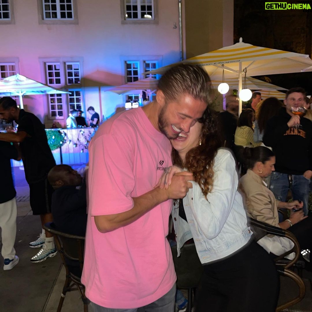 Dylan Thiry Instagram - Ma petite sœur @noe.tattooart - t’es ma petite soeur mais également ma meilleure amie ça n’a pas toujours été facile pour toi comme pour moi dans notre passé mais aujourd’hui on peut remercier la vie et surtout on ne doit rien à personne ! Je suis si fier de toi de ton parcours et de ce que tu as surmonté SEULE. T’es un exemple de femme. 24ans déjà 2 enfants magnifiques et un parcours exemplaire. Car tu fais aujourd’hui ce que tu aimes ta passion est devenue ton métier, ton sourire et ta joie de vivre me font me sentir bien quand je suis à tes côtés. Aujourd’hui tu as tout ce dont tu mérites. Je t’aime donc je serai toujours sincère avec toi et la seule et unique chose que je te souhaite c’est l’Islam. Quoi qu’il arrive je serai toujours à tes côtés comme je l’ai toujours été dans le pire comme dans le meilleur. Force à nous 💪🏽❤️ @noe.tattooart