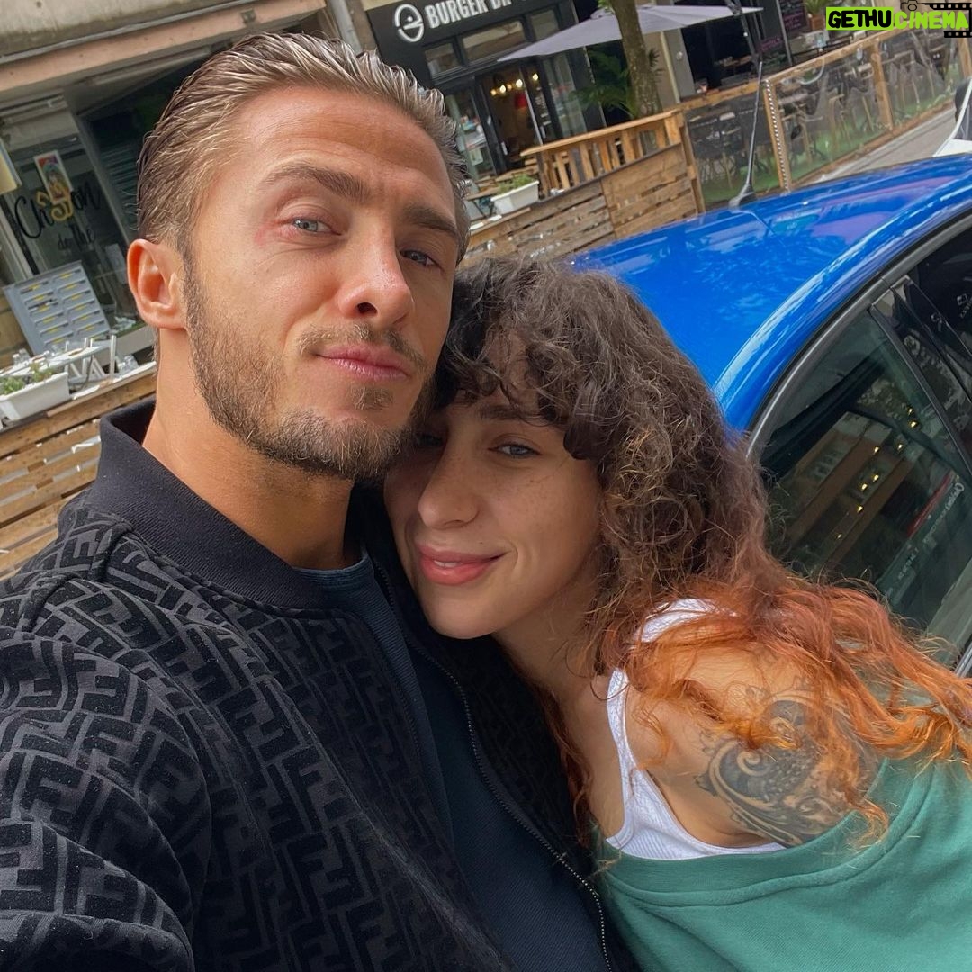 Dylan Thiry Instagram - Ma petite sœur @noe.tattooart - t’es ma petite soeur mais également ma meilleure amie ça n’a pas toujours été facile pour toi comme pour moi dans notre passé mais aujourd’hui on peut remercier la vie et surtout on ne doit rien à personne ! Je suis si fier de toi de ton parcours et de ce que tu as surmonté SEULE. T’es un exemple de femme. 24ans déjà 2 enfants magnifiques et un parcours exemplaire. Car tu fais aujourd’hui ce que tu aimes ta passion est devenue ton métier, ton sourire et ta joie de vivre me font me sentir bien quand je suis à tes côtés. Aujourd’hui tu as tout ce dont tu mérites. Je t’aime donc je serai toujours sincère avec toi et la seule et unique chose que je te souhaite c’est l’Islam. Quoi qu’il arrive je serai toujours à tes côtés comme je l’ai toujours été dans le pire comme dans le meilleur. Force à nous 💪🏽❤️ @noe.tattooart