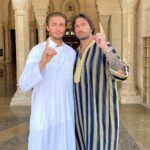 Dylan Thiry Instagram - Salam Aleykoum bon vendredi à tous, c’est un honneur pour moi de prendre mon père avec moi aujourd’hui à la mosquée et qu’il accepte d’en apprendre un peu plus sur ma religion. Aujourd’hui on partage un moment unique pour lui comme pour moi. Je vous demande sincèrement des invocations pour mon père 🤲🏽 Vous savez très bien que comme tout converti nous souhaitons que nos parents se convertissent à l’Islam donc je vous demande des douas pour qu’ Allah facilite la chose à mon père. ☝🏽 En tout cas je suis heureux que mon père ait l’esprit assez ouvert pour m’accepter comme je suis et de partager ma religion à mes côtés. Eid Moubark à tous les musulmans du monde 🌍 Mosquée Jumeirah