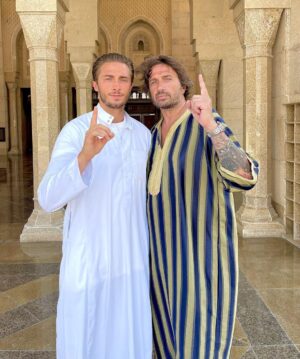 Dylan Thiry Instagram - Salam Aleykoum bon vendredi à tous, c’est un honneur pour moi de prendre mon père avec moi aujourd’hui à la mosquée et qu’il accepte d’en apprendre un peu plus sur ma religion. Aujourd’hui on partage un moment unique pour lui comme pour moi. Je vous demande sincèrement des invocations pour mon père 🤲🏽 Vous savez très bien que comme tout converti nous souhaitons que nos parents se convertissent à l’Islam donc je vous demande des douas pour qu’ Allah facilite la chose à mon père. ☝🏽 En tout cas je suis heureux que mon père ait l’esprit assez ouvert pour m’accepter comme je suis et de partager ma religion à mes côtés. 

Eid Moubark à tous les musulmans du monde 🌍