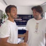 Dylan Thiry Instagram - Salam Aleykoum bon vendredi à tous, c’est un honneur pour moi de prendre mon père avec moi aujourd’hui à la mosquée et qu’il accepte d’en apprendre un peu plus sur ma religion. Aujourd’hui on partage un moment unique pour lui comme pour moi. Je vous demande sincèrement des invocations pour mon père 🤲🏽 Vous savez très bien que comme tout converti nous souhaitons que nos parents se convertissent à l’Islam donc je vous demande des douas pour qu’ Allah facilite la chose à mon père. ☝🏽 En tout cas je suis heureux que mon père ait l’esprit assez ouvert pour m’accepter comme je suis et de partager ma religion à mes côtés. Eid Moubark à tous les musulmans du monde 🌍 Mosquée Jumeirah