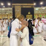 Dylan Thiry Instagram - Quoi de mieux comme photo pour vous souhaiter un bon ramadan, une photo avec celle qui m’a mise au monde et qui m’a appris l’islam. 🧕🏼 Je te dois ma vie et une reconnaissance ultime de m’avoir ouvert les yeux sur cette belle religion qui est l’islam. Je vous souhaite à tous et à toutes un bon ramadan. N’oubliez pas la chance que nous avons de faire le ramadan cette année. Beaucoup sont partis les années précédentes malheureusement. Prenez soin de vos mamans de vos familles et surtout n’oubliez pas que c’est peut-être notre dernier ramadan. Qu’Allah nous guide et nous pardonne de nos péchés Insh’Allah 🤲🏽 Mecca, Saudi Arabia