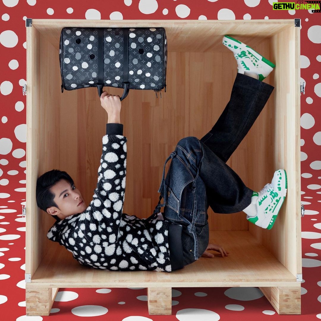 Dylan Wang Instagram - ⚪️⚫️感受波点艺术的魅力 #LVxYayoiKusama @louisvuitton #louisvuitton