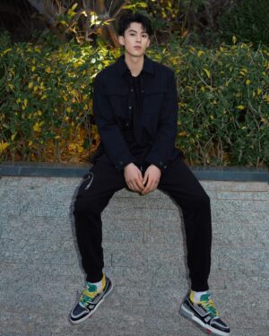 Dylan Wang Instagram - 🚶🤳 @louisvuitton

#LVUPCYCLING
#LVTRAINER