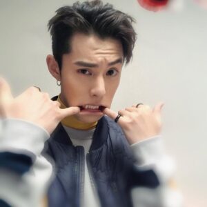 Dylan Wang Instagram - 手动微笑
