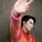 Dylan Wang Instagram - 听喜欢的声音🎵 @louisvuitton #louisvuitton #LVConnected