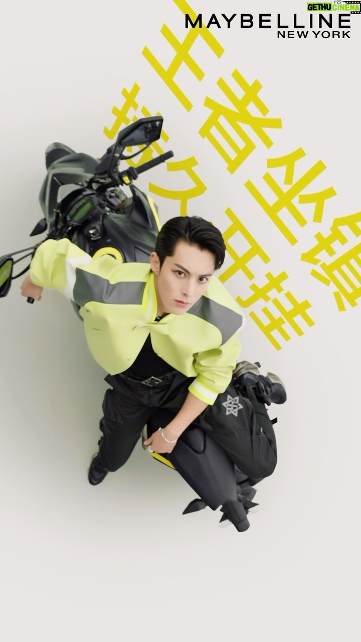 Dylan Wang Instagram - 玩转 王者本色 出色 与生俱来 #王者坐镇持久开挂 很高兴加入 @maybelline ,与我一起开启#王鹤棣美宝莲全球代言人 全新旅程。 准备好了吗?来看我开挂表现!