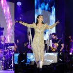Ebru Gündeş Instagram – Bir yeni yılı daha beraber şarkı söyleyerek karşıladık 😍 Sağlıkla nicelerini yaşayalım🙏🏻 Hem ekran karşısında hem sahnemizde bizi hiçbir zaman yalnız bırakmadığınız için sonsuz teşekkürler, iyi ki varsınız 🙏🏻❤️