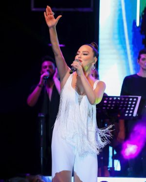Ebru Gündeş Instagram - Sağlıkla nice bayramlarda tekrar buluşmak dileğiyle 😍🙏🏻
