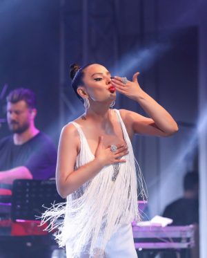 Ebru Gündeş Instagram - Sağlıkla nice bayramlarda tekrar buluşmak dileğiyle 😍🙏🏻
