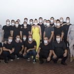 Ebru Gündeş Instagram - Sosyal mesafeye kısa bir fotoğraf arası versek de maskelerimiz sahne harici hep yüzümüzde 😉 #egteam @sueno_hotels