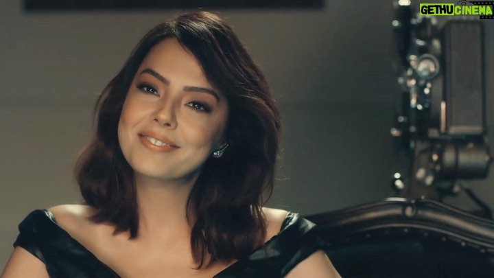 Ebru Gündeş Instagram - Aynı gülmeye başlayan, kimler varmış görelim... 😊 #tbt #nerdeydin
