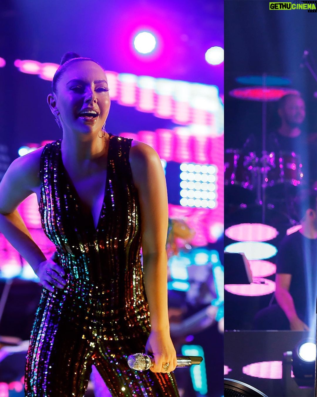 Ebru Gündeş Instagram - Yine böyle bir Cuma akşamıydı 🎤💃🏻💕 #tbf