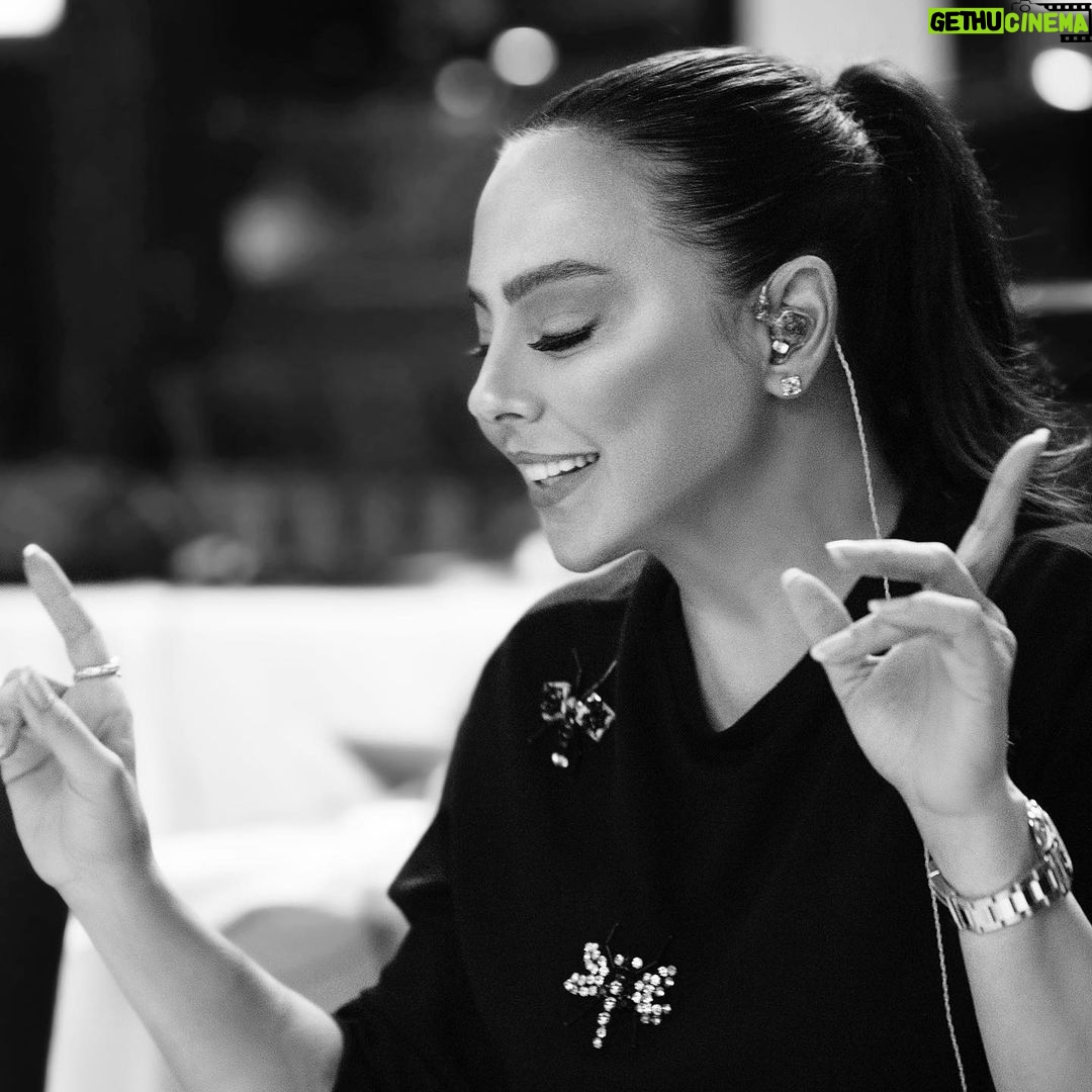 Ebru Gündeş Instagram - Yeni şarkılar itina ile prova edilir 🎤🎼 Çalış Ebru çalış 🐝😂