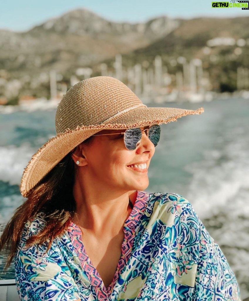 Ebru Gündeş Instagram - Gülümseme hayata karşı yapabileceğin en güzel şeydir ...