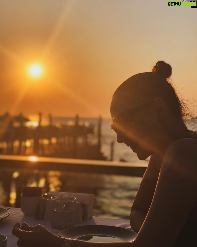 Ebru Gündeş Instagram - Sahi akşam güneşi kime vuruyordu ? 😂