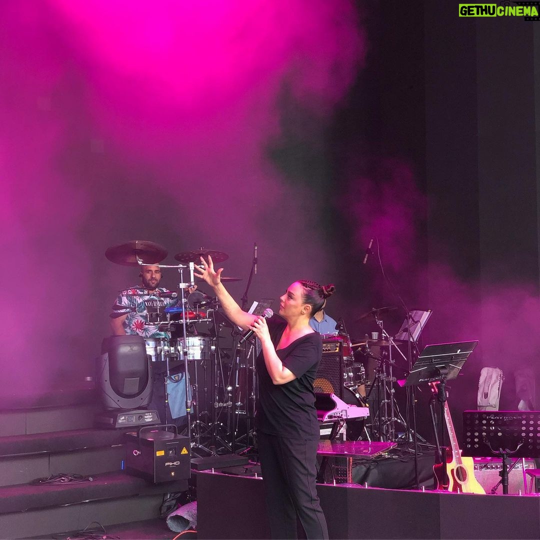 Ebru Gündeş Instagram - Açıkhava konserleri için son hazırlıklardayız ☺️ Ve 11 günde 10 konser maratonu başlar 🎤🎶