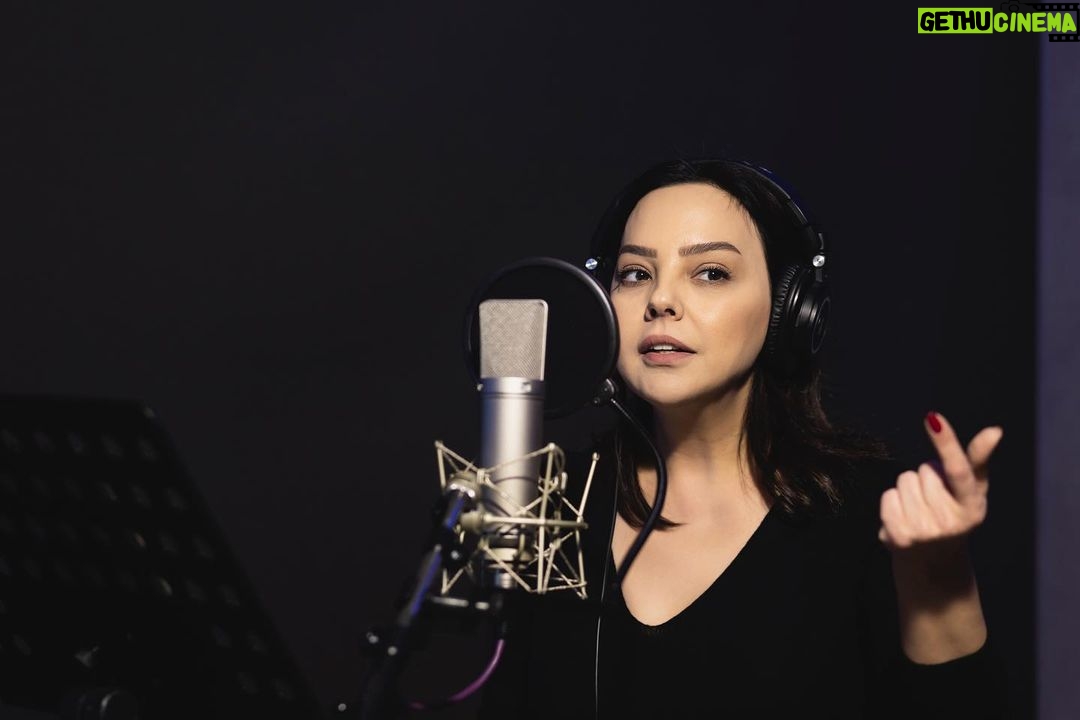 Ebru Gündeş Instagram - Stüdyodan sevgiler 🎤