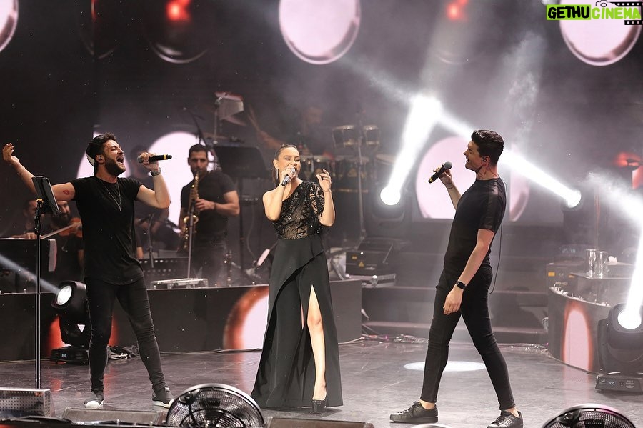 Ebru Gündeş Instagram - Beş günlük muhteşem Harbiye konserlerinden kalanlar vol. 2 🎶💃🏻 Çok yakında yine beraber şarkı söylemek dileğiyle ☺️😍