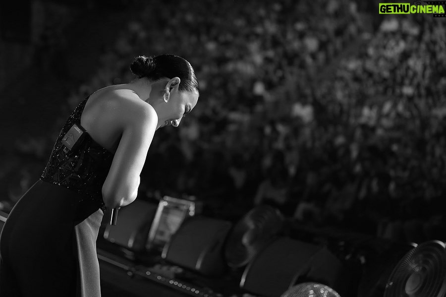 Ebru Gündeş Instagram - Beş günlük muhteşem Harbiye konserlerinden kalanlar vol. 2 🎶💃🏻 Çok yakında yine beraber şarkı söylemek dileğiyle ☺️😍