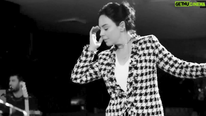Ebru Gündeş Instagram - Yakın zaman #tbt 😉🎶🎤 #aşık
