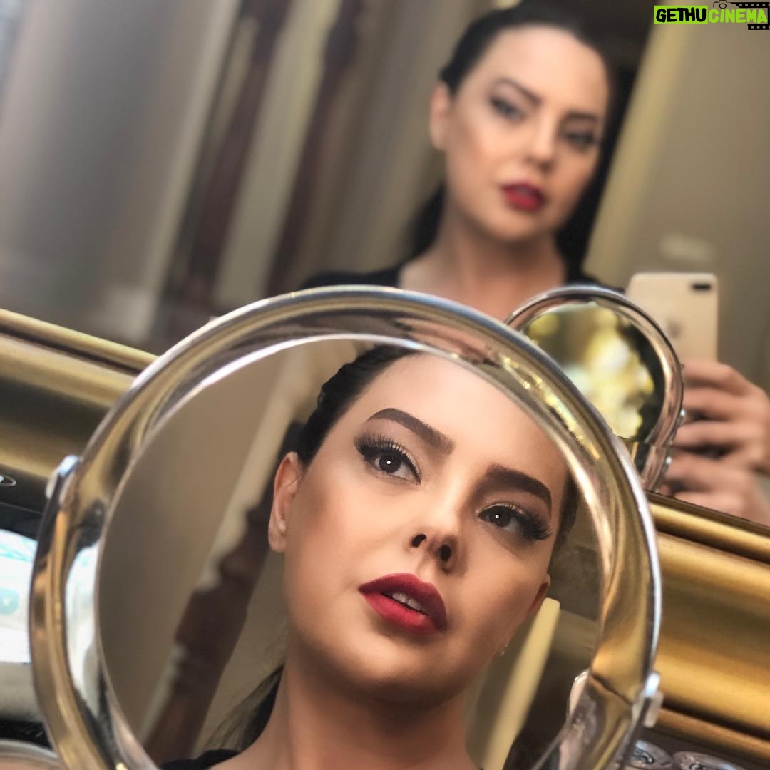 Ebru Gündeş Instagram - Sahne biter, kırmızı ruj gider ve ömrümüzden bir gün daha geçerken sadece güzel anıları kalır .... E.G