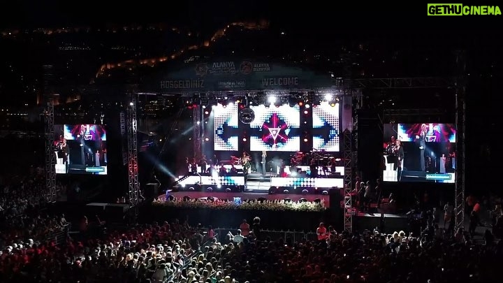 Ebru Gündeş Instagram - Ne kadar güzel bir konserdi 😍🎤💃🏻 #tbt #Alanya