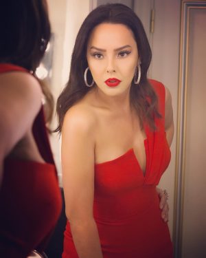 Ebru Gündeş Instagram - Yine sahne, yine ayna önü, yine pozlar 🤣🤣🤣