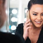 Ebru Gündeş Instagram - Sahneye hazırlanırken, bu hafta size yapacağım sürprizimi de organize ederim 😉😍📱🎤🎶