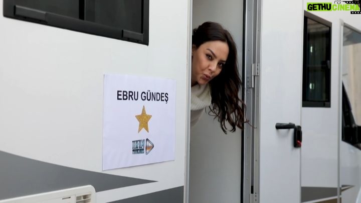 Ebru Gündeş Instagram - "Âşık" klibimin kamera arkası youtube.com/EbruGundes kanalında yayında. ❤ @metinarolat @aykut