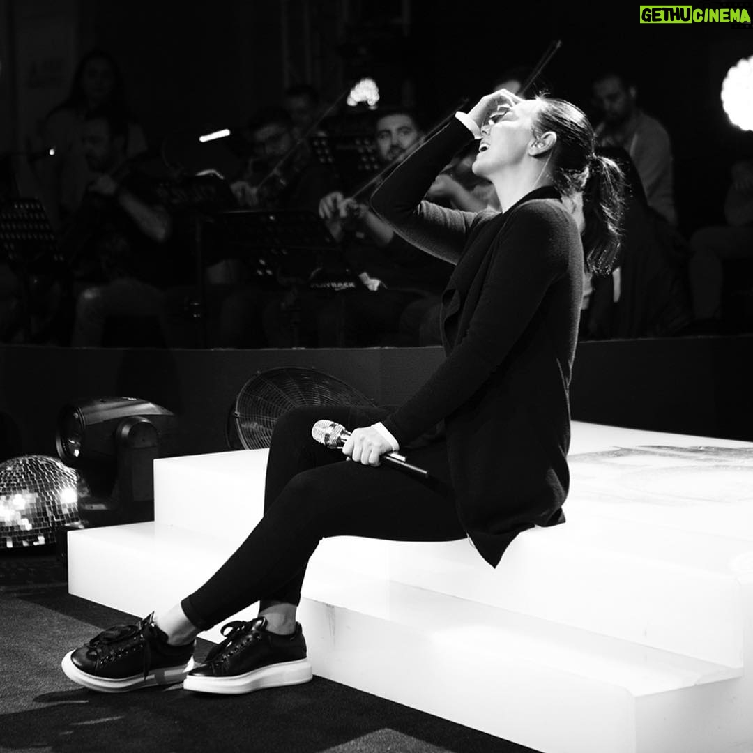 Ebru Gündeş Instagram - Akşam için provalar tamam 🎤🎶