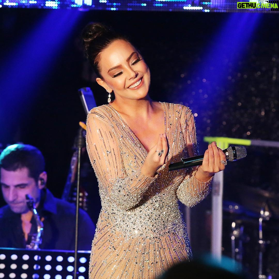 Ebru Gündeş Instagram - Dünden kalanlar 😍 Ben de sizi takipteyim 😉 Bu gece yine beraber şarkı söylemeye hazırlanıyoruz 🎤