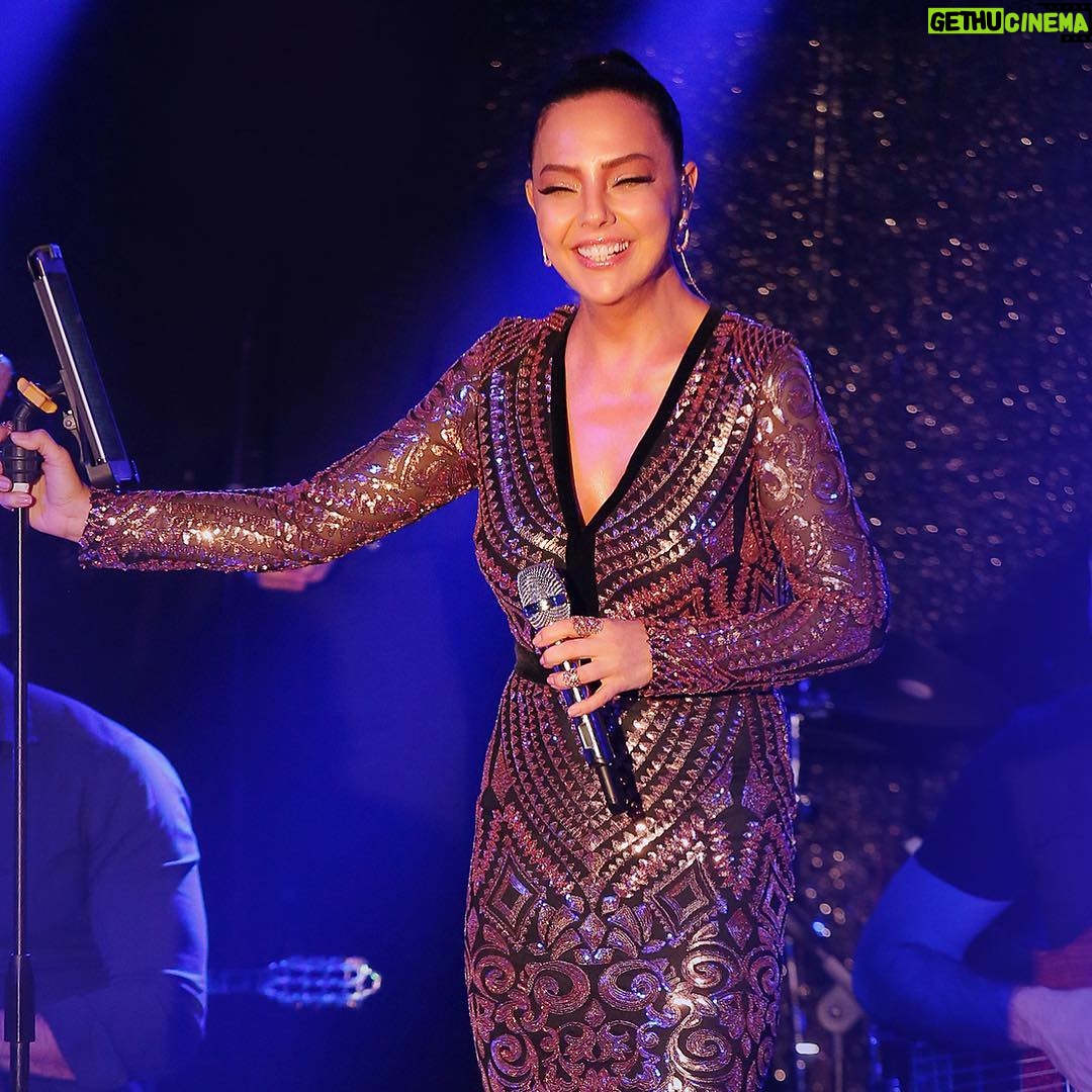Ebru Gündeş Instagram - Yine çok eğlendiğimiz doğrudur 😉😍💃🏼🎤 @gunayrestaurant Foto by @sametgecek