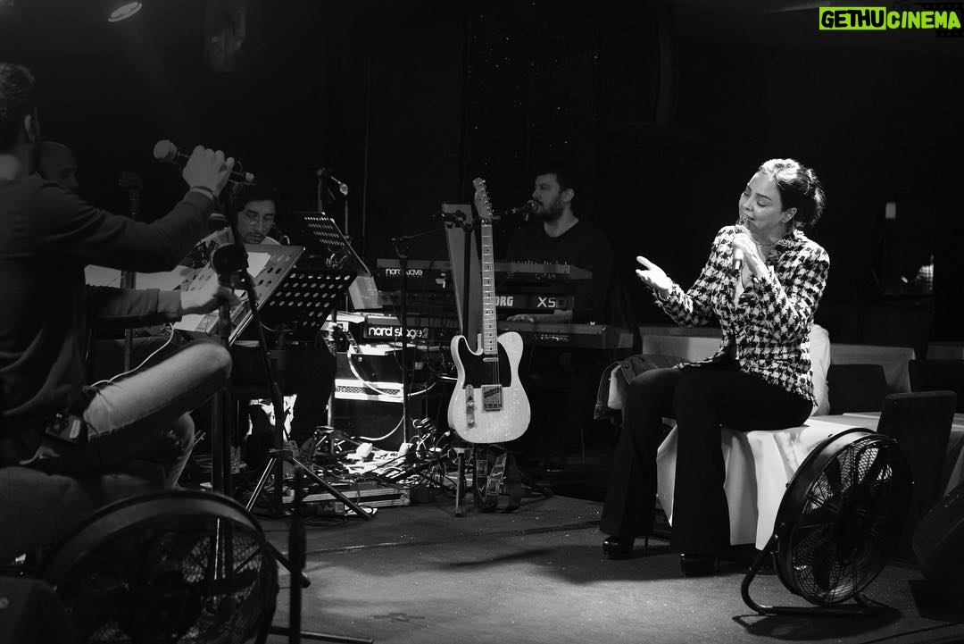Ebru Gündeş Instagram - Yeni albüm şarkılarının provası bitti 🎤 Şimdi sıra saç makyajda 💄 @gunayrestaurant @barissahiin @ozgurbasboyuk