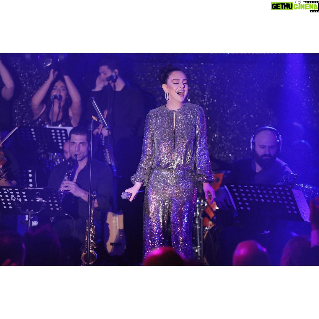 Ebru Gündeş Instagram - Ya bir şeyler anlatıyorum 💁🏻♀️ ya gülüyorum 😂 ya şarkı söylüyorum 🎤