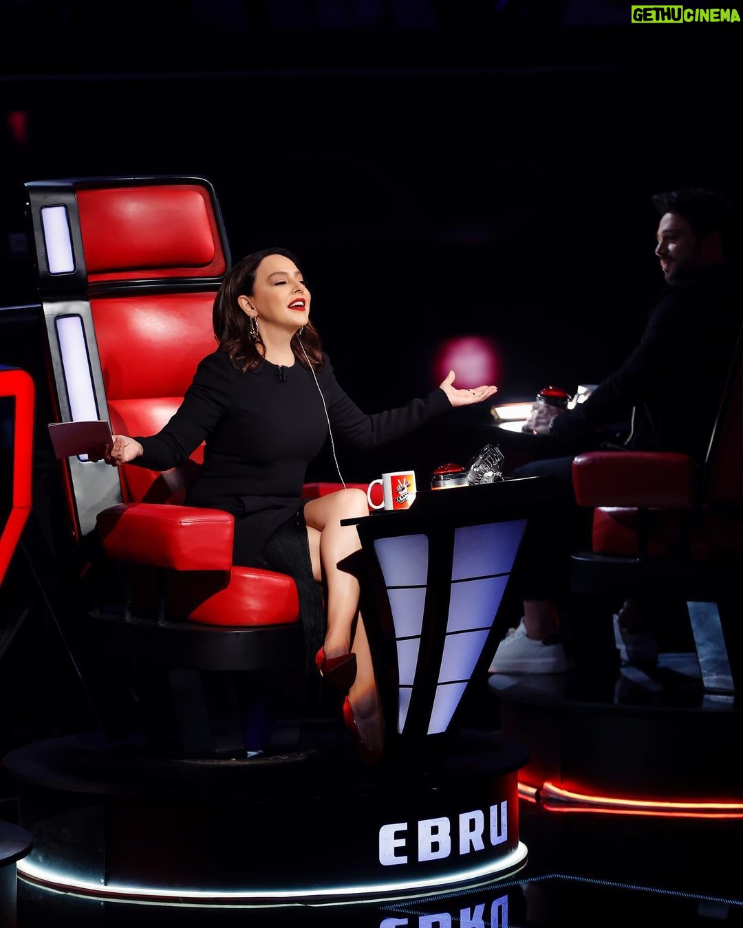 Ebru Gündeş Instagram - Yine ne güzel sesler, ne güzel şarkılar dinledik ✌🏻 #osestürkiye @osesturkiye @tv8