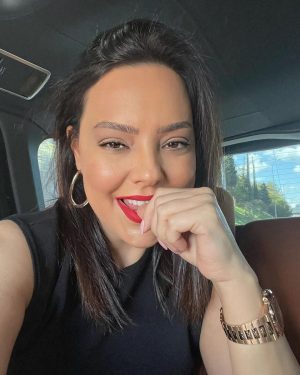 Ebru Gündeş Instagram - Bazen 😊💋