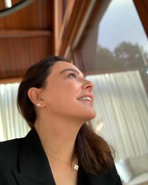 Ebru Gündeş Instagram - “Gülmek hayatın en güzel eylemidir. Ve her ne varsa sizi bundan alıkoyan yok edin... “ Charlie Chaplin