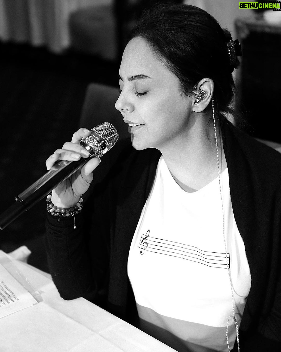 Ebru Gündeş Instagram - Tabi ki her şeyin başı sağlık, ama yine de sensiz hep bir şeyler eksik 🎤🎼🎤