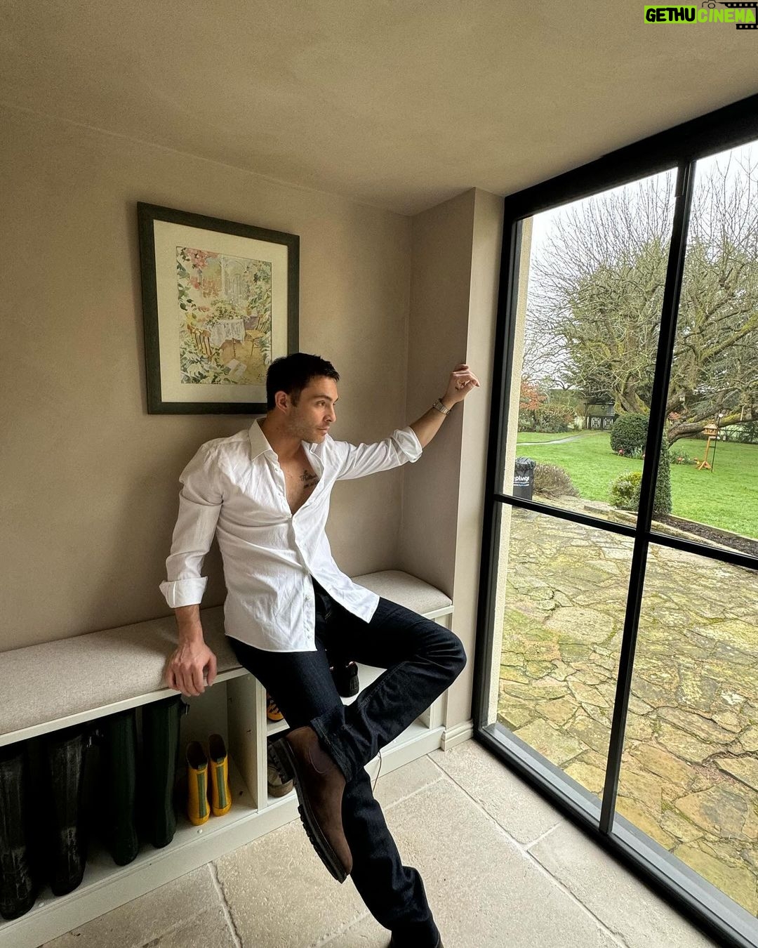 Ed Westwick Instagram - Come on in guys! Another peak inside my home and the work we have been doing!! @hammonds_uk getting me suited and booted!🔥🔥🔥