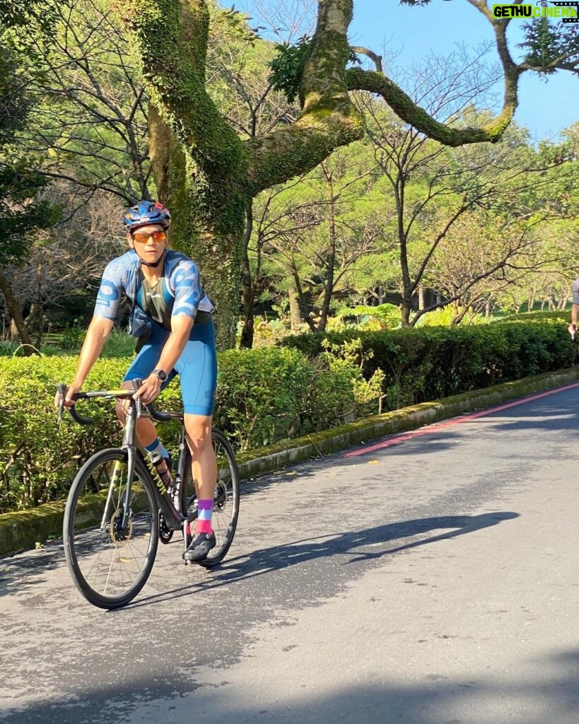 Eddie Peng Instagram - 請吃月餅 🥮 騎車平安