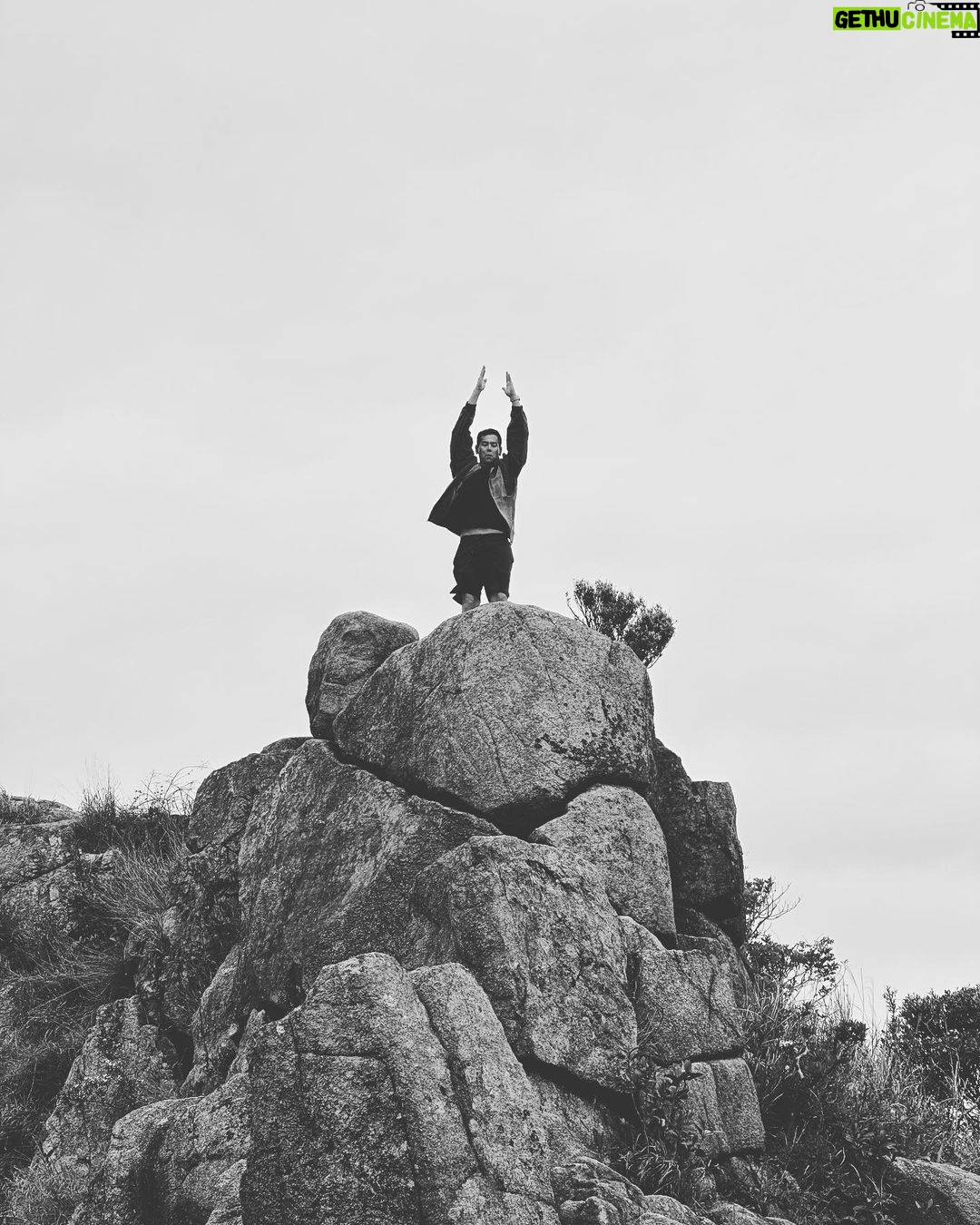 Eddie Peng Instagram - 🙆🏻🤷🏻♂️⛰️🌲 #treePose #Vrksasana#bellyfat#fearisjustanillusion