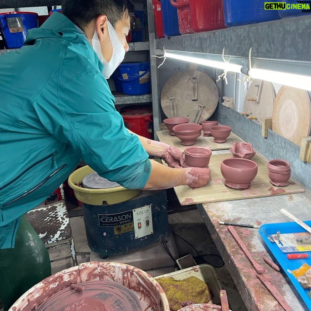 Eddie Peng Instagram - 👀😷#explore #dare #wonder #day1 #artofmaking #pottery #familytime