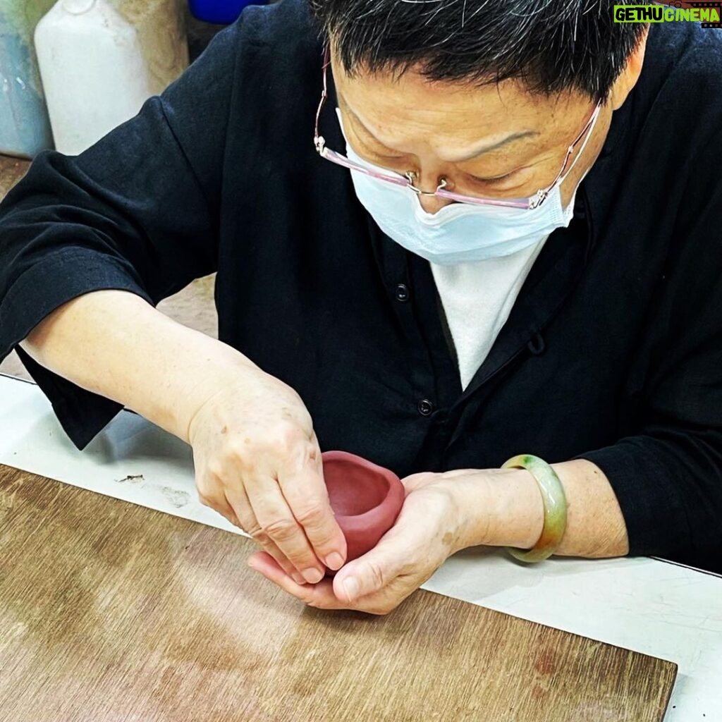 Eddie Peng Instagram - 👀😷#explore #dare #wonder #day1 #artofmaking #pottery #familytime